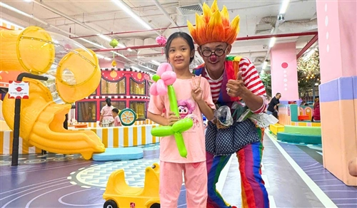Mỗi Tuần Một Bất Ngờ Tại MenaWorld: Chú Hề Bong Bóng Mang Niềm Vui Cho Bé